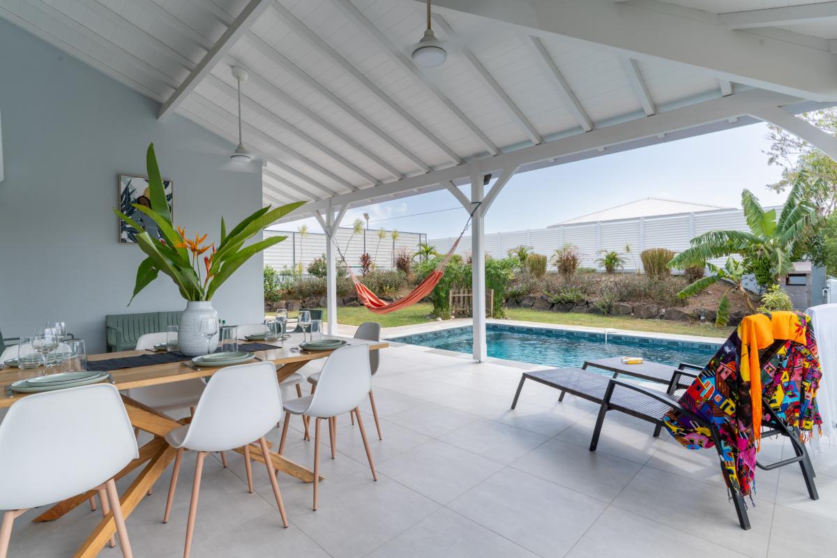 salon-de-jardin-terrasse-couverte-villa-t4-le-diamant (4)